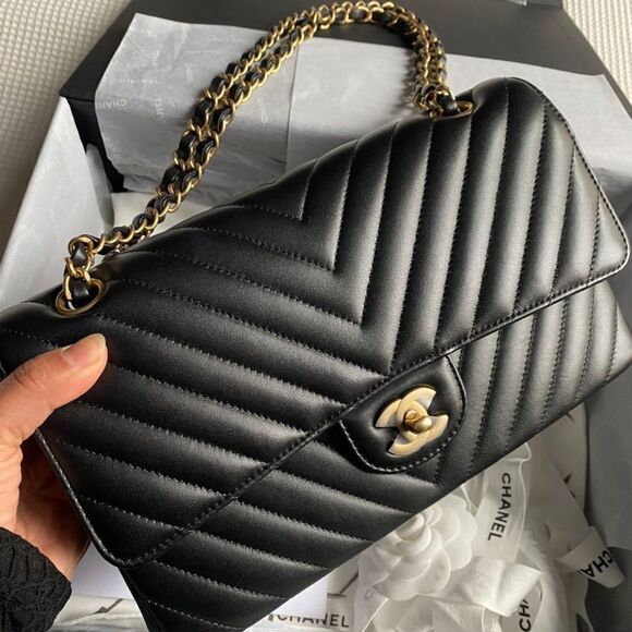 100% authentic CHANEL medium double flap black lambskin with GHW - Picture 2 of 6